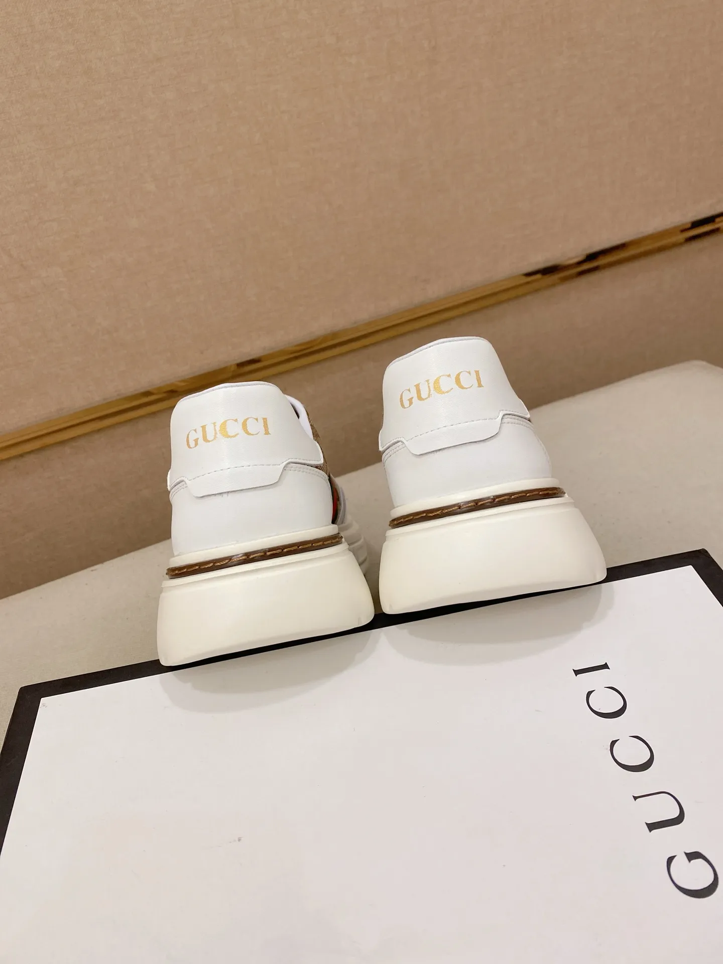 Men's shoes💰 420💰The new GUCCI (Gucci) counters are launched simultaneously. The new men's shoes, 😘fabrics are selected from imported cowhide, and the lining is sheepskin lining. 👍🏿 High-end ☄️ air-cushion molded anti-slip rubber outsole, exquisite lines, simple and elegant, comfortable and high-end for leisure travel. Code number: 38 to 44 (45 can be customized and cannot be returned or exchanged)